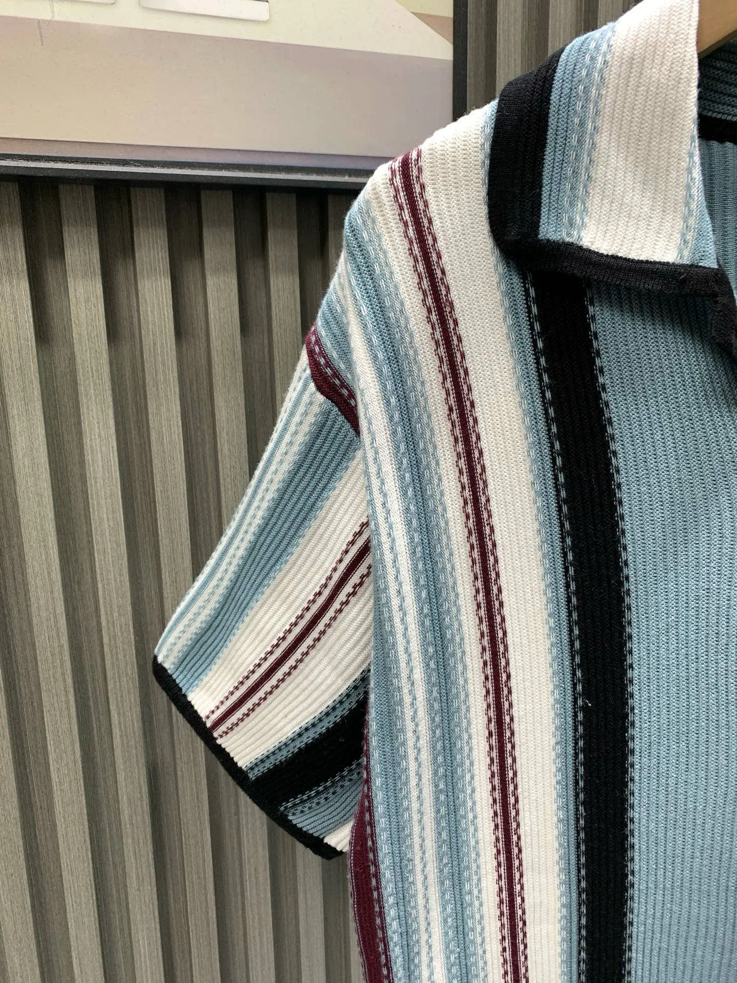🅿️440 🀄️ Louis Vuitton Louis Vuitton 1v color block striped knitting. The original version was purchased for 15900 and developed. Custom-dyed 32-count double-ply combed cotton yarn. Used imported German (Stoll) 7 knitting machine custom-dyed yarn. Wool jacquard. Imported embroidery. Wool fermentation. Customized buttons. Customized trademark. Loose version. The original version is dyed and dyed. The color similarity is as high as 95%. The yarn is made of 2 strips of 260 combed cotton on the bottom + 5 strips of polyester + 1 strip of high-elastic stretch frame. The loom is a 14-needle STOLL machine imported from Germany. Each piece of fabric takes 390 minutes. Due to the particularity of this weave, the stability requirements of the machine are very high. Many machines cannot do it. The weaving time is very long. It is easy to have waste pieces when weaving the piece. The loss will be very large. The sewing plate is sewn with a 20-needle plate. In order to maximize the restoration effect, our large body fabric pieces are woven on an ultra-fine 16-needle flat machine. The whole piece of clothing has almost no knots. It is recommended to pair it with shorts of the same style.